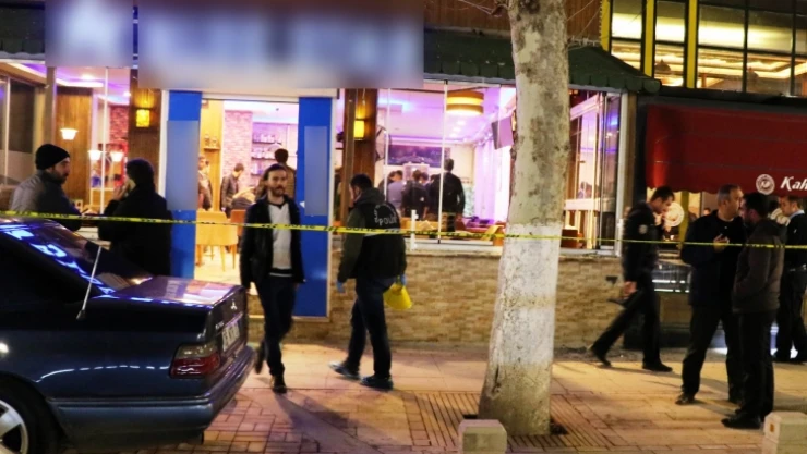 Kafedeki silahlı çatışmada ölenler defnedildi