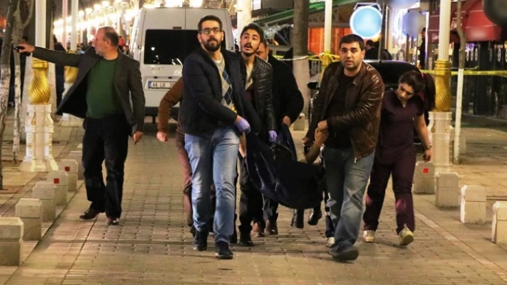 Kafede silahlı çatışma: 2 ölü, 9 yaralı