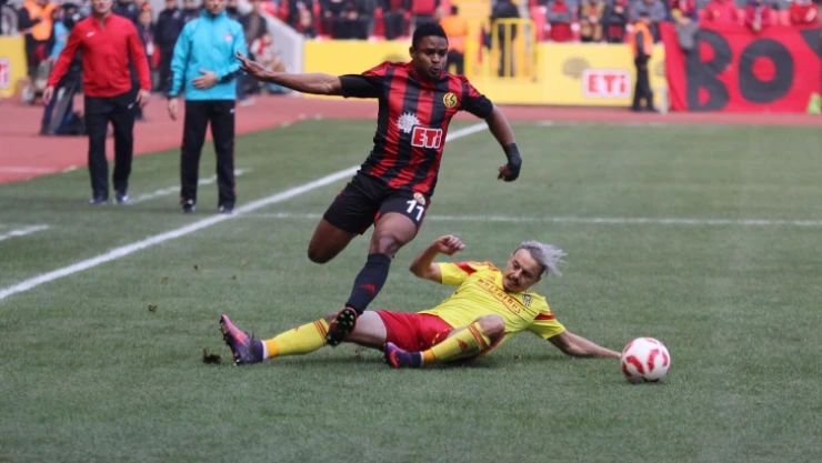 Ahmet Burak Solakel, Adana Demirspor ile anlaştı