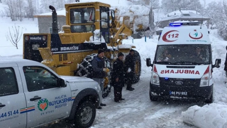 Ambulans yolda kaldı, devreye belediye ekipleri girdi