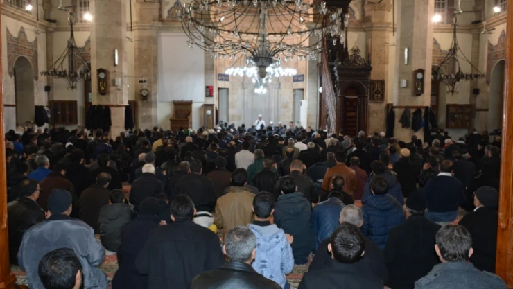 Mevlid Kandilinde süt dağıtıldı