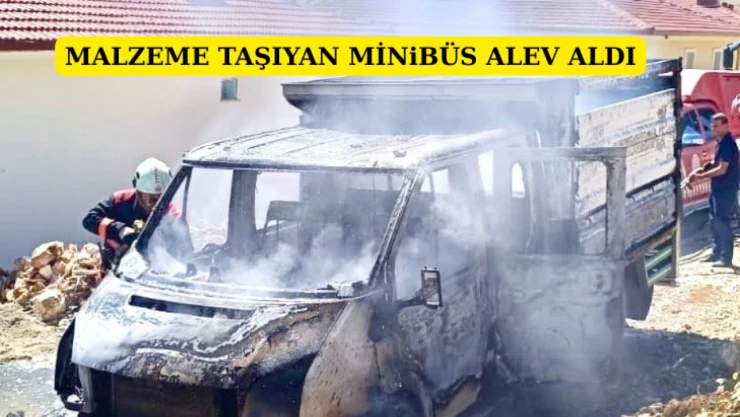 Malzeme taşıyan minibüs alev aldı