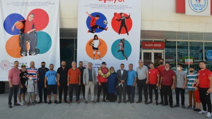 Memleketine madalyayla dönen sporcuya coşkulu karşılama