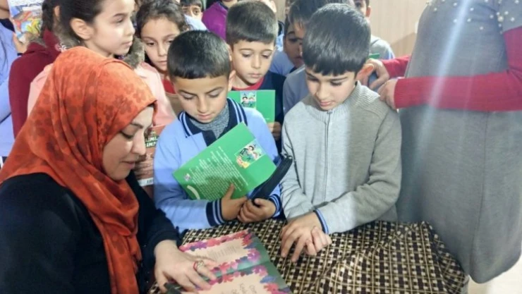 Mezun olduğu okulda kitaplarını imzaladı