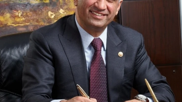 Milletvekili Erol, öğrencilere  burs sözünü yerine getiriyor