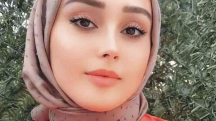 Minibüs beklerken kafasına elektrik direği düştü