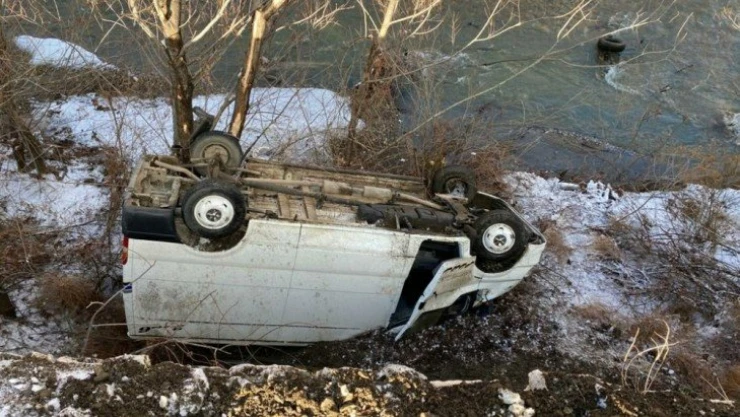 Minibüs dere yatağına yuvarlandı: 1 yaralı