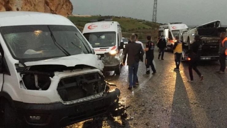 Minibüs ile çekici çarpıştı