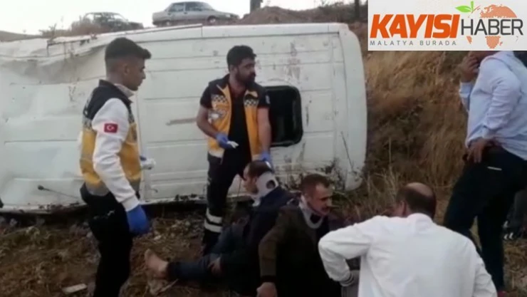 Minibüs, şarampole devrildi: 2 yaralı