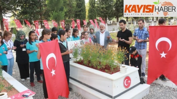 Minikler şehitlikte askerler için dua etti