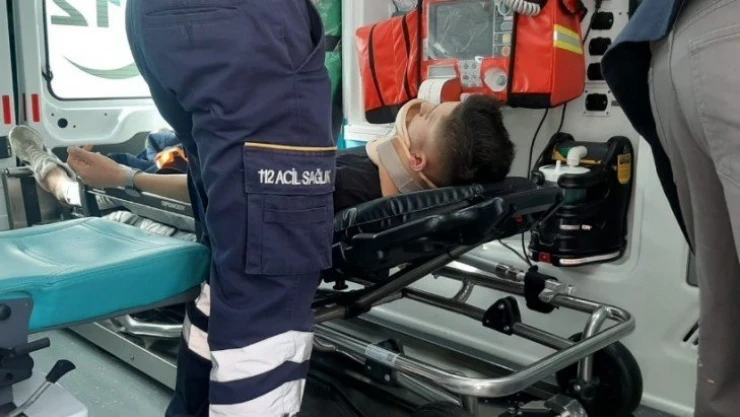 Motosiklet ile hafif ticari araç çarpıştı: 1 yaralı