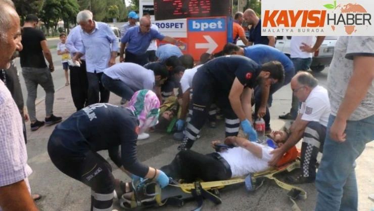 Motosiklet ile hafif ticari araç çarpıştı