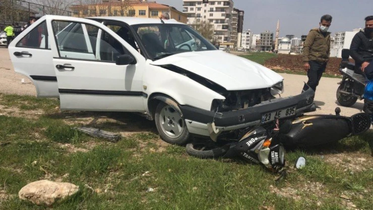 Motosiklet ile otomobil çarpıştı: 1 yaralı