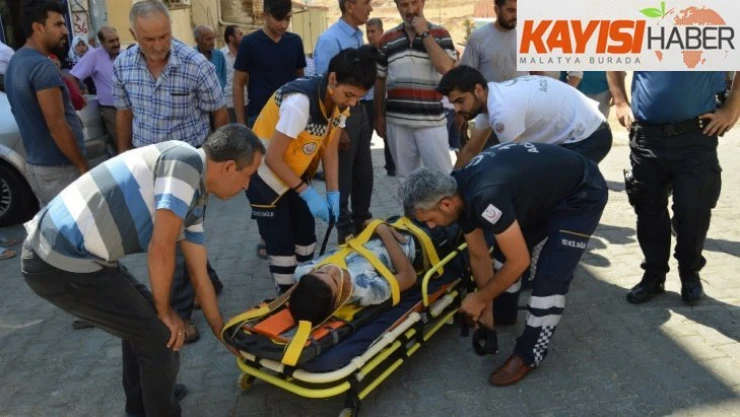 Motosiklet ile otomobil çarpıştı