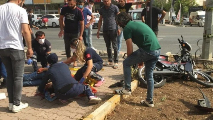 Motosiklet kaldırıma çarptı