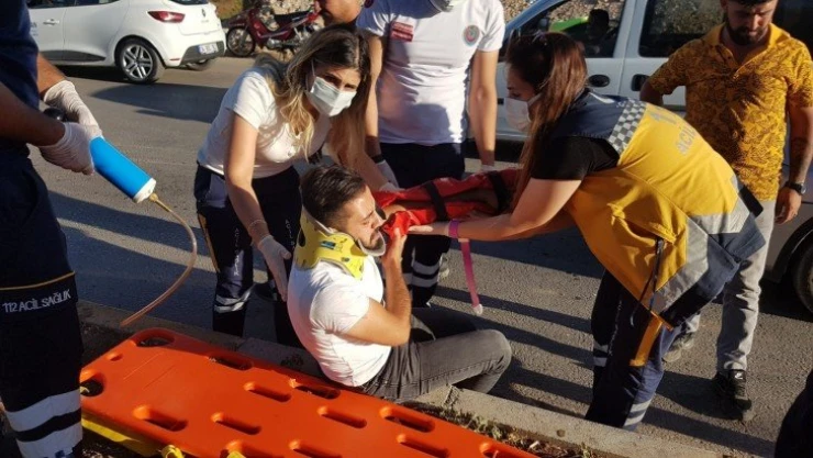 Motosiklet refüje çarptı: 2 yaralı