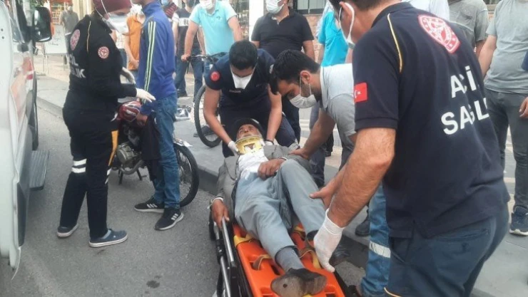 Motosiklet yayaya çarptı: 3 Yaralı