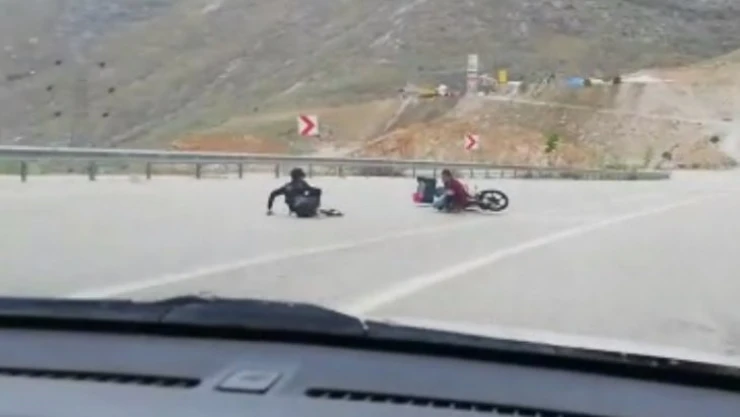 Motosikletle kaza anı cep telefonu kamerasına yansıdı