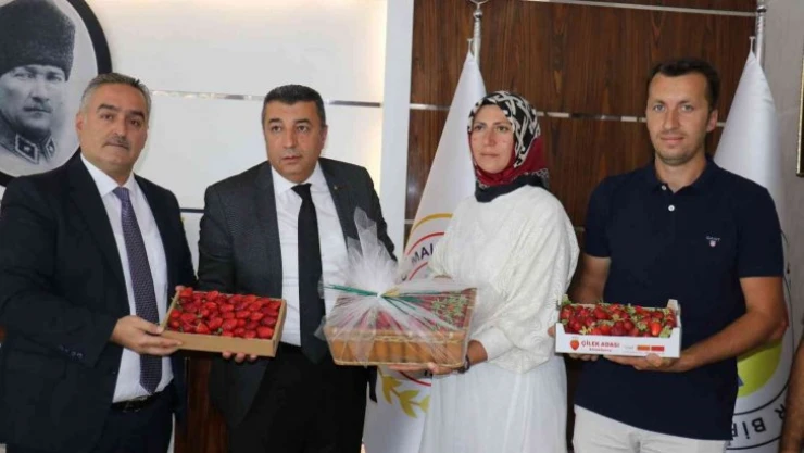 MTB Başkanı Özcan, çilek üreticilerini ödüllendirdi