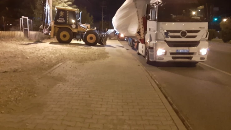 Nar yüklü tır devrilme tehlikesi yaşadı