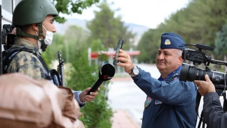 Nöbetteki askere komutanın sürprizi duygulandırdı