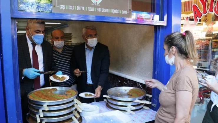 Normalleşme başladı, 2 ton tatlı dağıttı