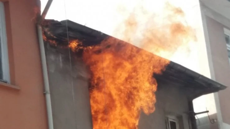Öğrenci evi yangında kül oldu