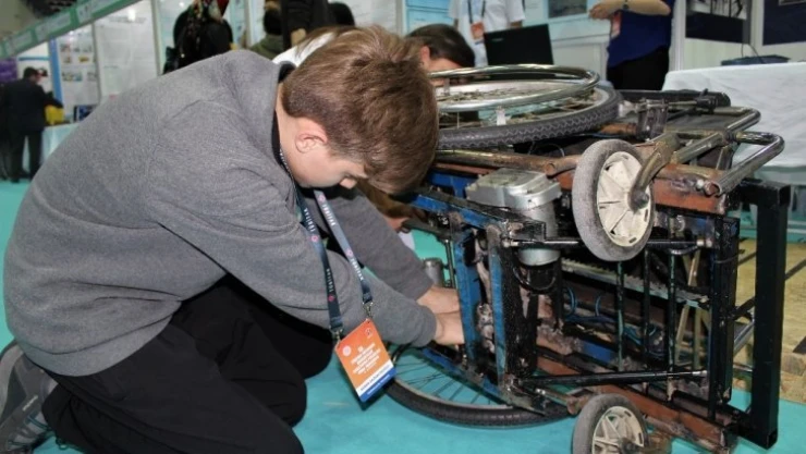 Öğrencilerden engelliler için pratik çözüm 'Ramposör'