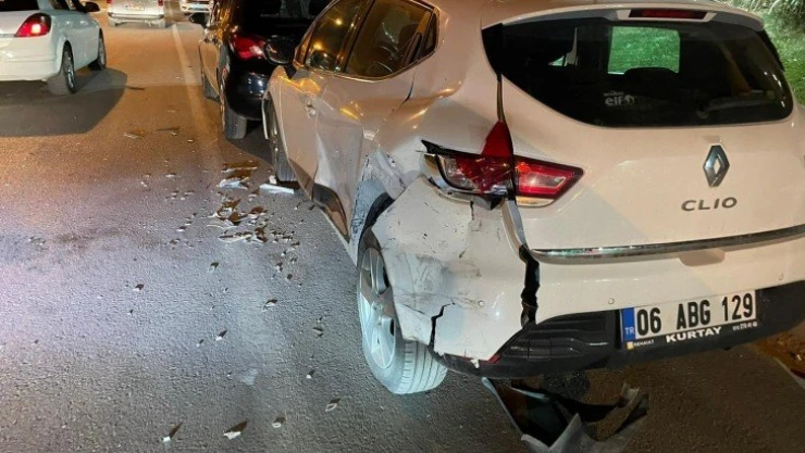 Önce birbirlerine ardından park halindeki araçlara çarptılar:  1 yaralı