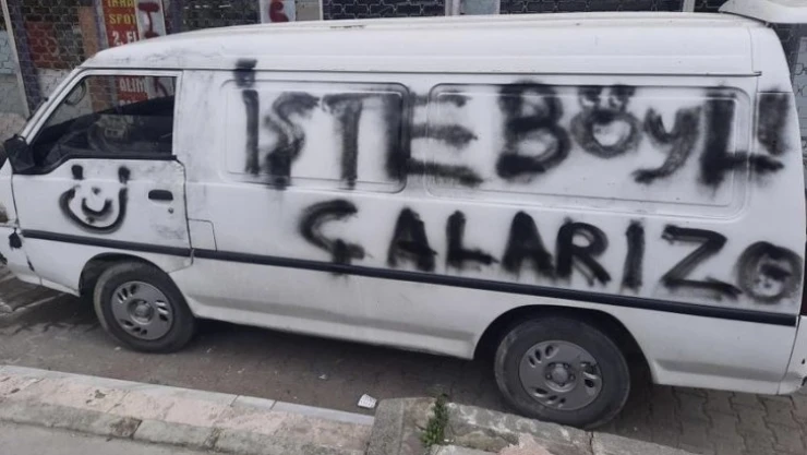 Önce çaldılar sonra sprey boyayla mesaj bıraktılar