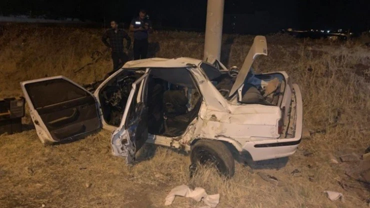 Önce tabelaya sonra direğe çarptı: 3 Yaralı