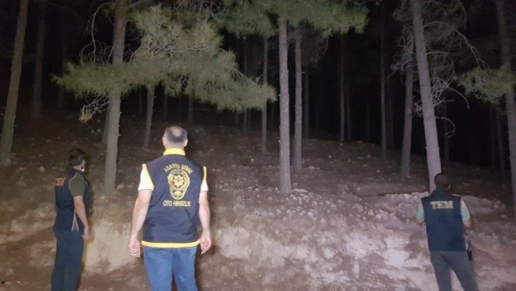 Ormanda el feneri gezen şahıslar polisi alarma geçirdi