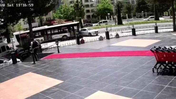 Otobüs otomobili sürükledi, o anlar kameraya yansıdı