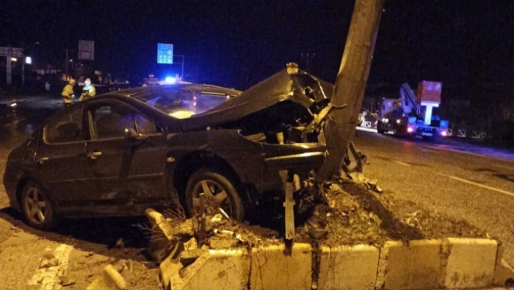 Otomobil elektrik direğine çarptı