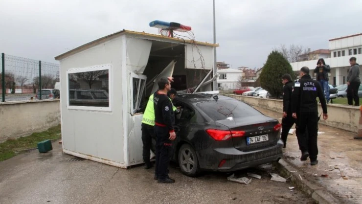 Otomobil güvenlik kulübesine girdi: 5 yaralı