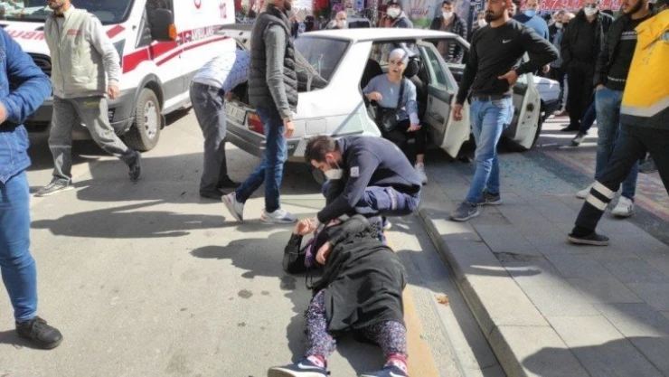 Otomobil ile motosiklet çarpıştı