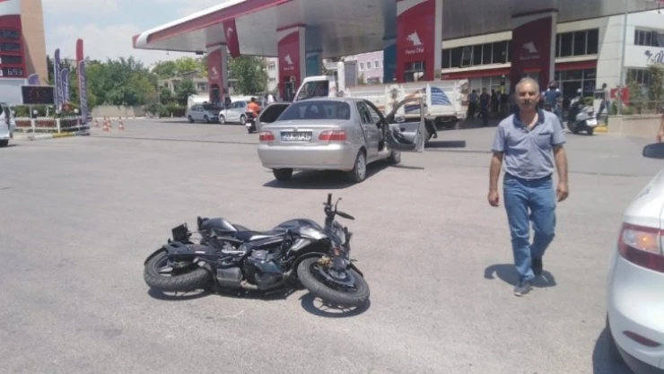 Otomobil ile motosiklet çarpıştı: 3 yaralı