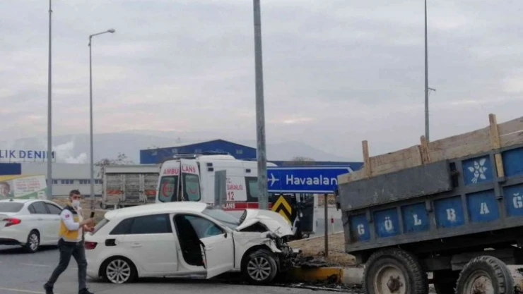 Otomobil ile traktör çarpıştı