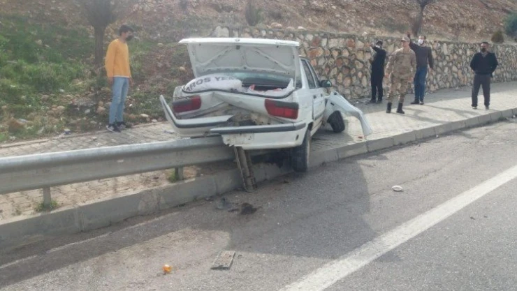 Otomobil kaldırıma çarptı