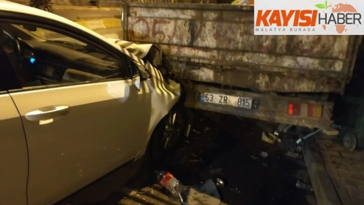 Otomobil park halindeki kamyonette çarptı: 1 yaralı