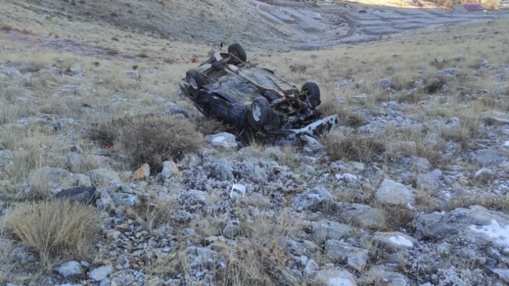 Otomobil şarampole yuvarlandı