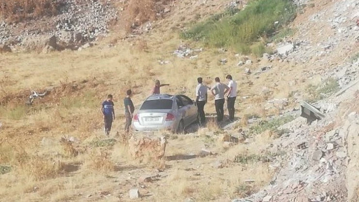 Otomobil şarampole yuvarlandı