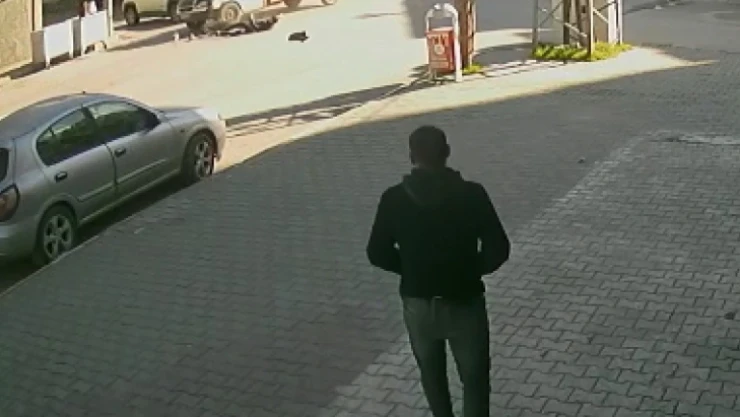 Otomobilden kaçtı, kamyona çarptı