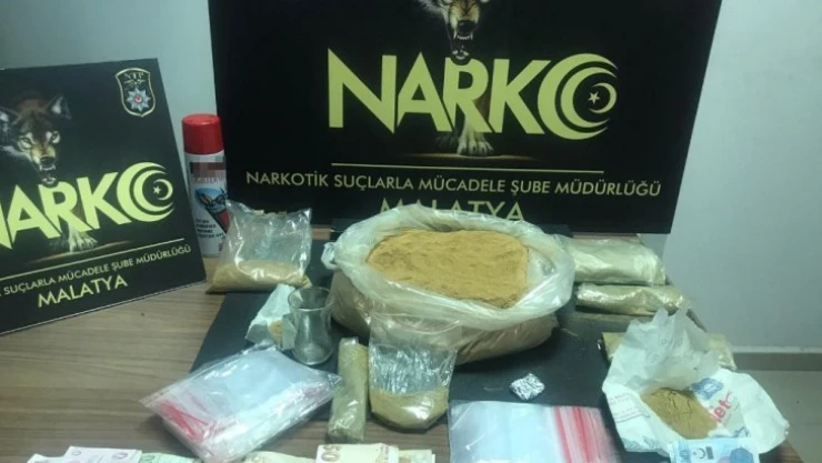 Otomobilin yedek lastiğinden uyuşturucu çıktı