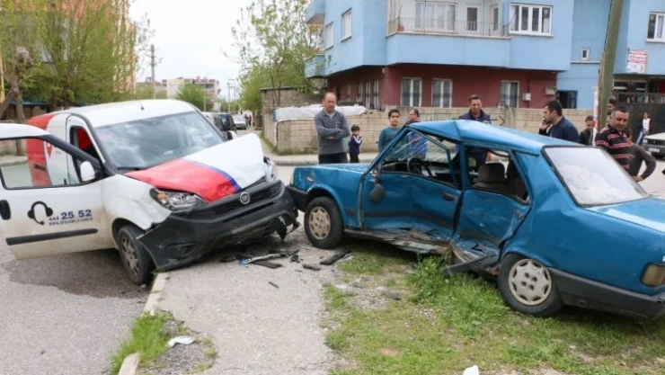 Otomobille hafif ticari araç çarpıştı: 6 yaralı