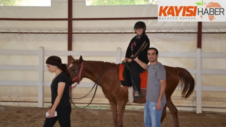 Özel çocuklar at çiftliğini gezdi