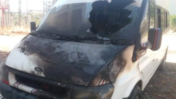 Park halindeki minibüs yandı