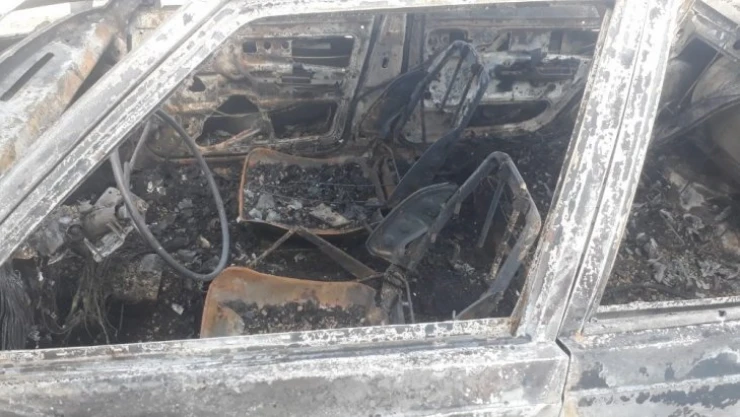 Park halindeki otomobil yanarak küle döndü