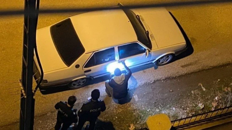 Park halindeki otomobilden ses sistemleri çalındı