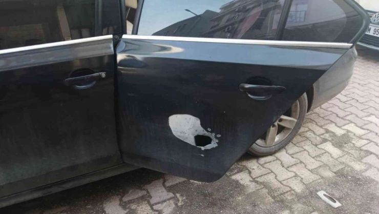 Park halindeki otomobile ateş açıldı